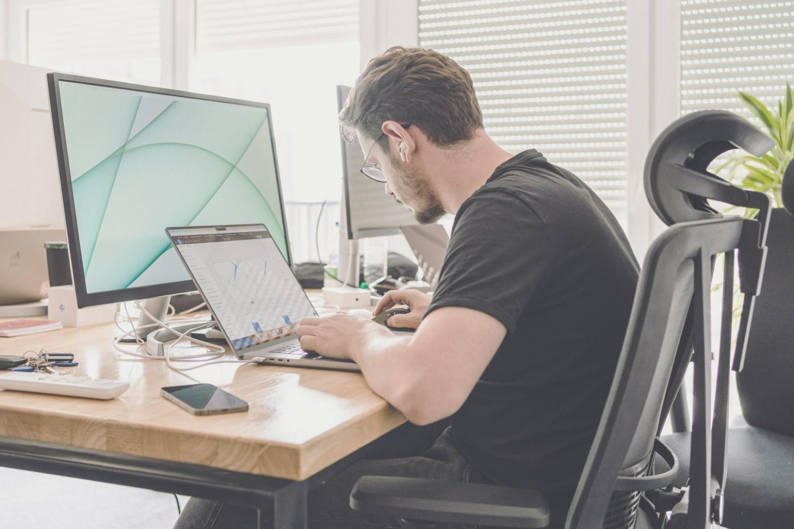 Geschäftsteam analysiert Finanzberichte und ROI-Kennzahlen